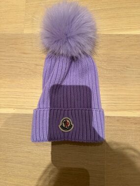Moncler enfant Kids Lilac Knit Beanie with Faux-Fur Pom